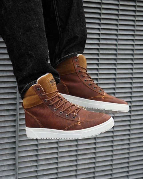 Leather boots with wool lining